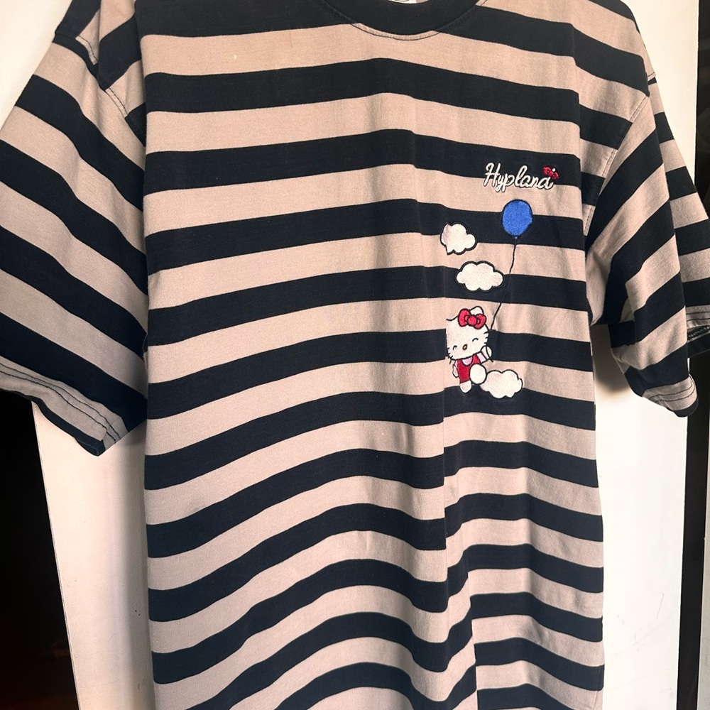 Hello Kitty Large Casual Black and Gray Short Sleeve Tee